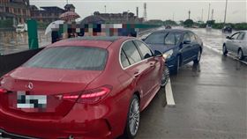 8旬翁無照逆向上國5  釀3車追撞88歲黃姓老翁3日無照駕駛黑色自小客車欲返宜蘭羅東住家，從宜4線出口匝道處逆向北上國道5號，將車輛停在中間車道線，導致共3車追撞，所幸僅1名乘客因安全氣囊爆開，造成耳鳴暈眩送醫。（讀者提供）中央社記者王朝鈺傳真  114年6月3日