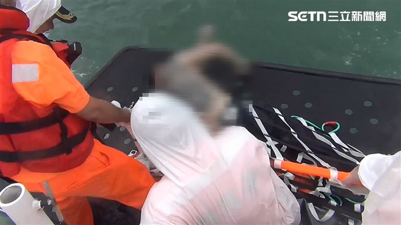 有漁民在安平外海驚見浮屍,立即通報海巡署。(圖/翻攝畫面)