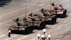 ▲六四震撼世界的坦克人「下落」曝光，北京年輕人對「坦克人」照片看法有震撼也有不信。圖為 1989年6月5日，「坦克人」阻擋戰車行進的畫面。美聯社攝影師傑夫·懷德納拍攝。（圖／翻攝畫面、維基公共領域）