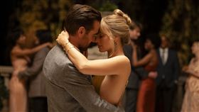 ▲瑪格羅比（右）攜手柯林法洛踏上心靈救贖之旅。（圖／索尼影業提供） 