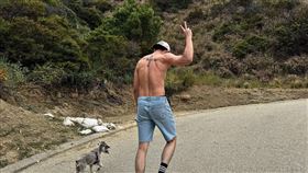 周予天到洛杉磯渡假，早起爬山還裸身秀肌肉。（圖／翻攝自周予天IG）