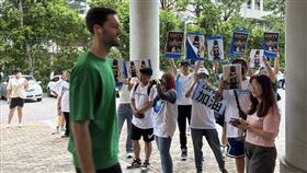 ▲高雄海神球迷場外噓聲伺候夢想家洋將貝奇。（圖／球迷提供） 