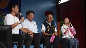 ▲天德宮洪建華委員與大堡、阿白分享天德宮王爺的故事。（圖／記者范振軒攝影）