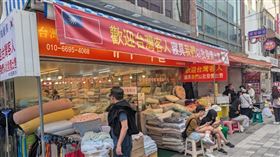 南韓釜山寢具店掛布條「歡迎台灣客人」。（圖／網友＠cod0814提供）