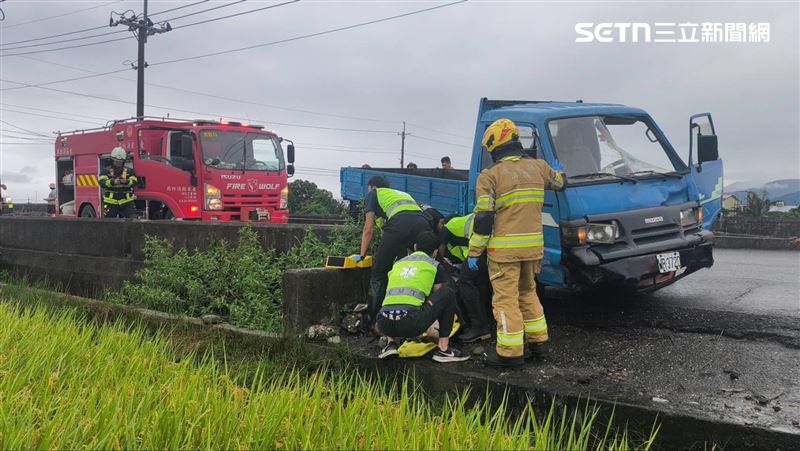台東市發生小貨車與機車對撞事故,黃姓女騎士經送醫搶救後傷重不治。(圖/翻攝畫面)