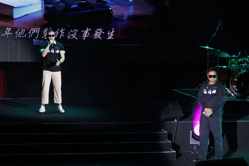 閩南狼坦言人身有危險,今開唱一旁還驚見黑衣保鑣。(圖/記者鄭孟晃攝影)