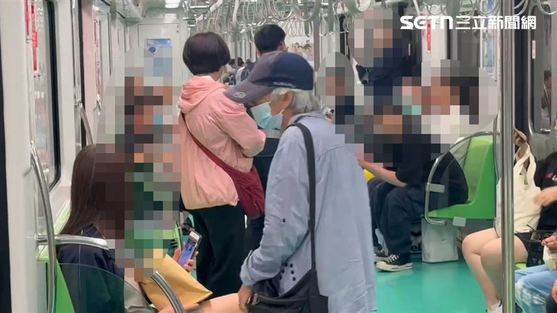 車上旅客面對突如其來的暫停行駛相當無奈。(圖/記者潘靚緯攝影)