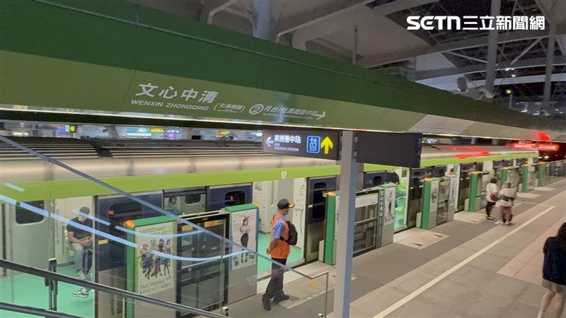 車上旅客面對突如其來的暫停行駛相當無奈。(圖/記者潘靚緯攝影)