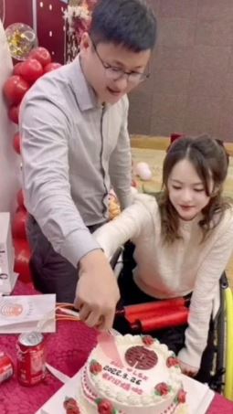 中國一位下肢癱瘓的女子（右）與一位追求她的醫師（左）結婚。（圖／翻攝自微博）