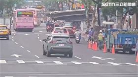 ▲北市邱男駕駛曳引車右轉時，車上鋼條擦撞左後方的公車。（圖／翻攝畫面）