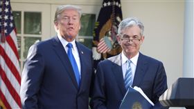 川普提名鮑爾任聯準會主席美國總統川普（左）2日宣布，提名聯邦準備理事會理事鮑爾（右）出任聯準會主席。中央社記者鄭崇生華盛頓攝  106年11月3日