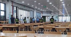 ▲路人拍下持刀男子在餐廳內與校園保安人員對峙的畫面。（圖／翻攝微博）


