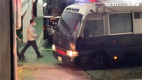 陳歐珀雙手上銬上囚車。（圖／翻攝畫面）
