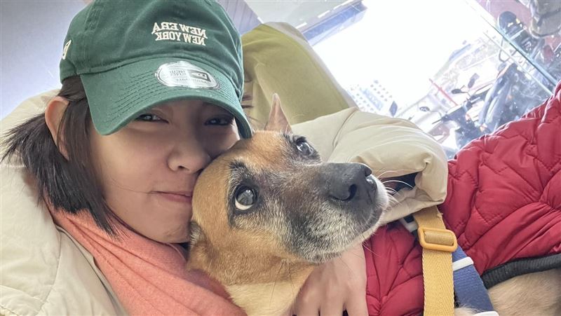 米可白常常在社群分享她和愛犬相處的日常。（圖／翻攝自米可白臉書）