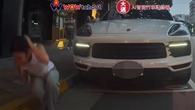 長髮正妹蹲在路邊大口嘔吐。（圖／WoWtchout - 地圖型行車影像分享平台）