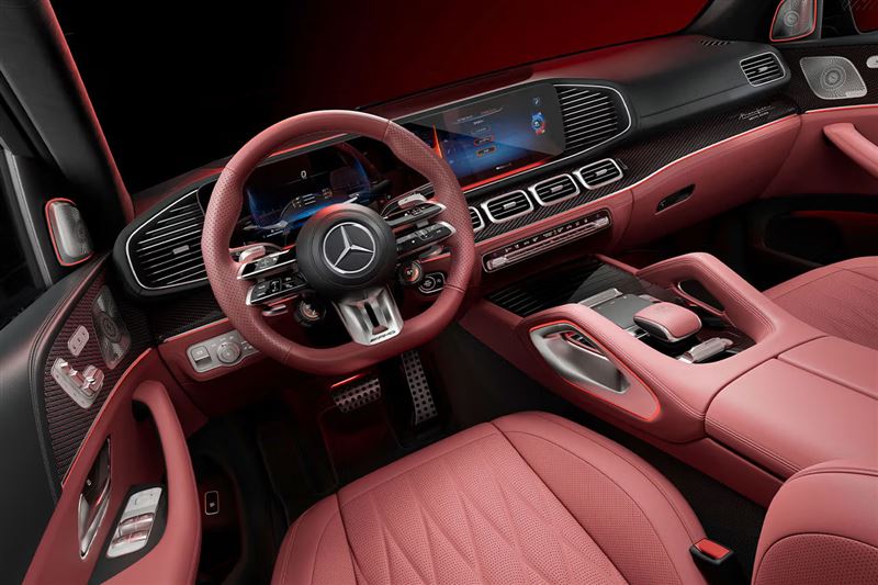 胭脂紅與黑色Nappa真皮搭配鑽石縫線座椅。(翻攝Mercedes-Benz)