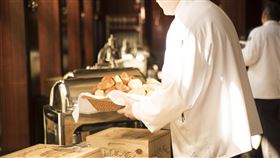 服務生,服務人員,送餐,餐廳,示意圖。（圖／翻攝Pixabay）