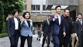 蔣萬安偕地方首長赴行政院提訴願（2）台北市長蔣萬安（前右2）4日下午赴行政院針對行政院統刪一般性補助款聯合地方政府提起訴願，並與雲林縣長張麗善（前左2）、台東縣長饒慶鈴（前左1）、台中市副市長鄭照新（前右1）一同出席，進入前蔣萬安與張麗善向現場採訪媒體揮手致意。中央社記者翁睿坤攝 114年6月4日