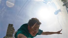 黃鐙輝挑戰17樓高空彈跳（圖／公視台語台提供）