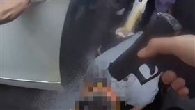 警方隨後也連忙將張男拖下車制伏。（圖／翻攝畫面）