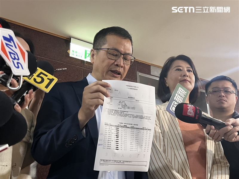 羅智強5日向中華電信申請手機通話記錄,澄清5月15日沒打電話給柯建銘。(圖/記者蘇晏男攝影)