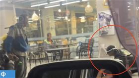 超商外下跪！台中男怒飆罵女：妳吃鐵板燒