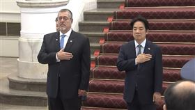 賴清德總統今（5）日於總統府敞廳以軍禮迎接瓜地馬拉共和國總統阿雷瓦洛。