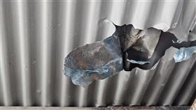 花蓮富世村居民，控訴亞泥炸礦場釀石塊噴飛砸破建物。（圖／翻攝畫面）