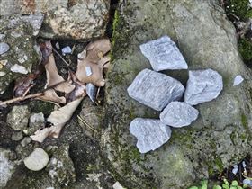 花蓮富世村居民，控訴亞泥炸礦場釀石塊噴飛砸破建物。（圖／翻攝畫面）