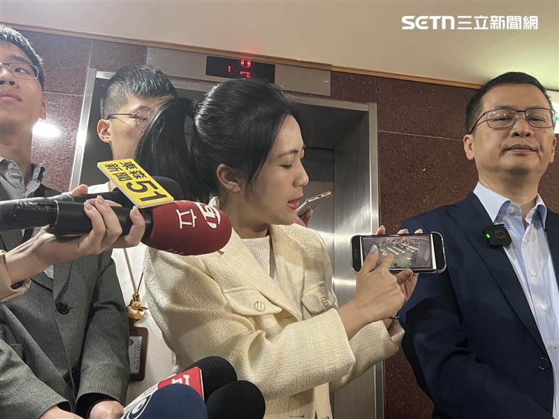  徐巧芯5日秀監視器畫面駁濫用公務車。(圖/徐巧芯提供)