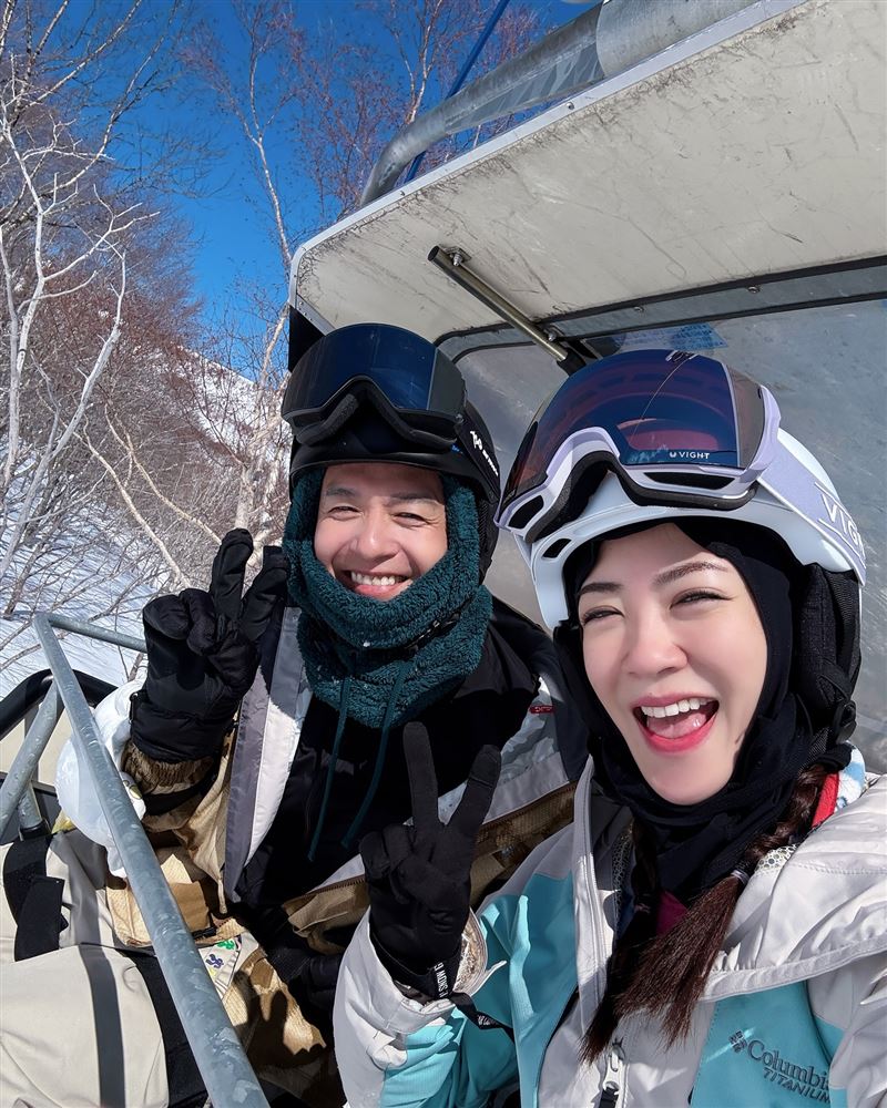 楊千霈(右)日前與小鐘(左)等人赴日本滑雪。(圖/翻攝自楊千霈臉書)