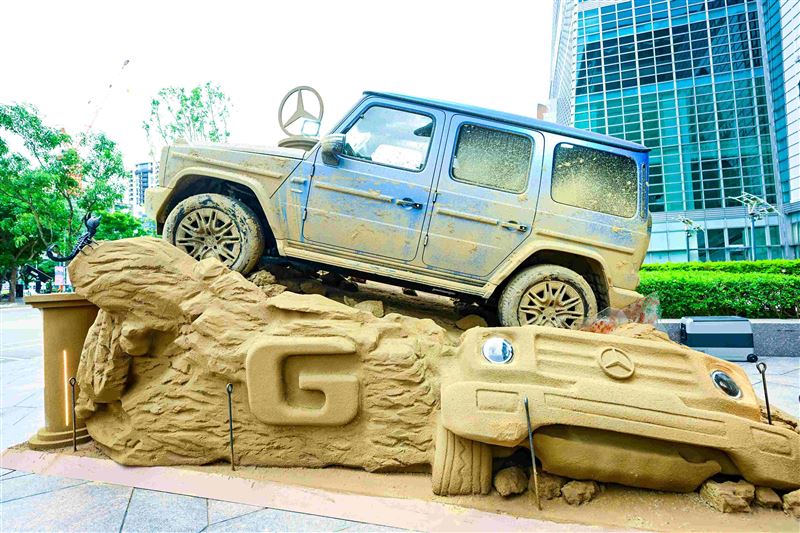 傳奇G-Class 變成一座超巨型「沙雕」現身信義區街頭。(Mercedes-Benz提供)