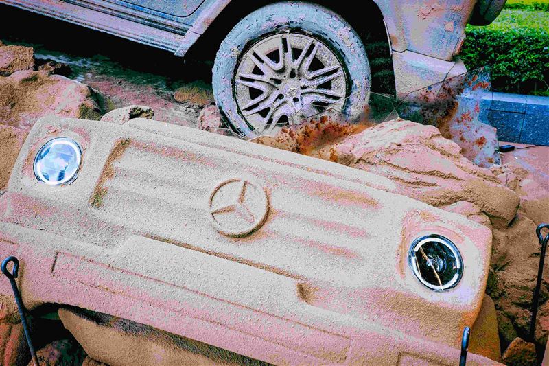 賓士傳奇G-Class 變成一座超巨型沙雕。(Mercedes-Benz提供)