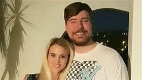 ▲YouTube影片創作者「野獸先生」（MrBeast），未婚妻，Thea Booysen。（圖／翻攝自trendingglobe YT）