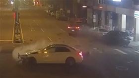 台中深夜4車連環撞！賓士男大迴轉遭猛撞