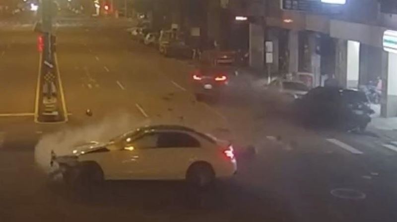 台中深夜4車連環撞！賓士男大迴轉遭擊落