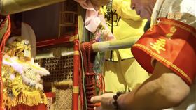 ▲固定後會擲筊請示確認。（圖／寶島神很大）