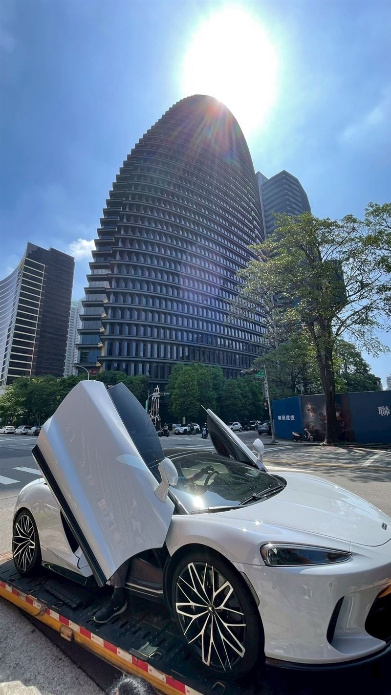 台中地檢署法拍詐團扣押的豪車,其中最受矚目的千萬麥拉倫跑車因未達底價流標。(圖/行政執行署台中分署提供)
