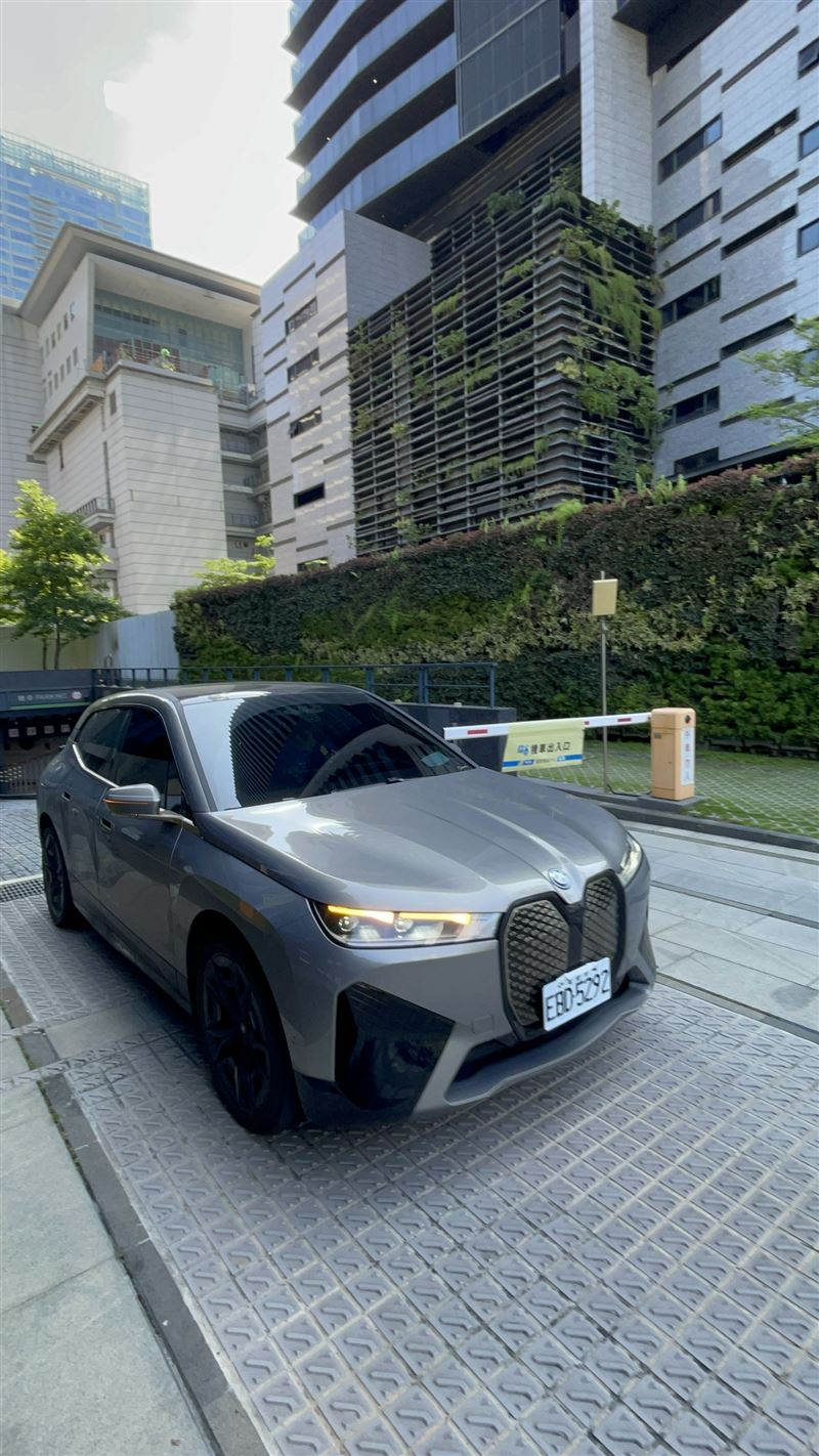 賓利車價格高昂,喊價過程因未達底標最後流標。(圖/行政執行署台中分署提供)