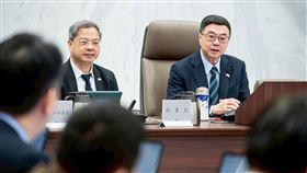 行政院長卓榮泰（右）今（５)日主持行政院會。（圖／行政院提供)