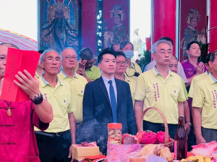 總統府副秘書長何志偉近來頻繁走訪桃園，不僅低調拜會地方派系，也密集參拜上百間廟宇。（圖／截自何志偉臉書）