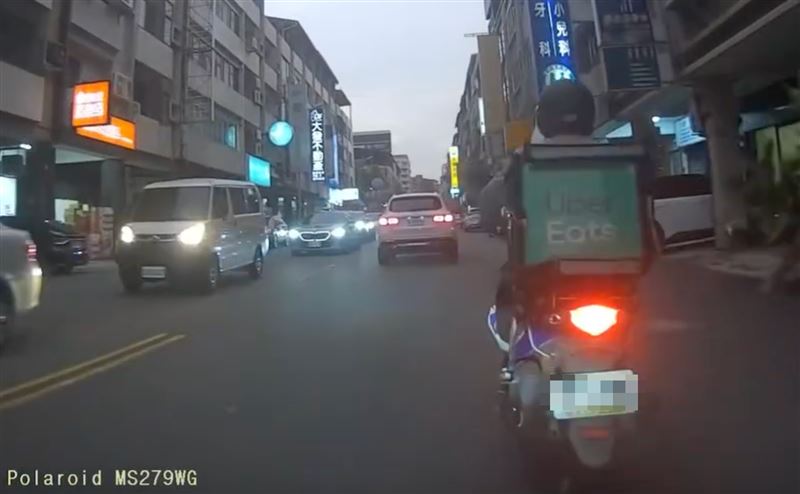 外送員一時煞車急停、一時猛催油門,行徑相當危險。(圖/翻攝自Threads)