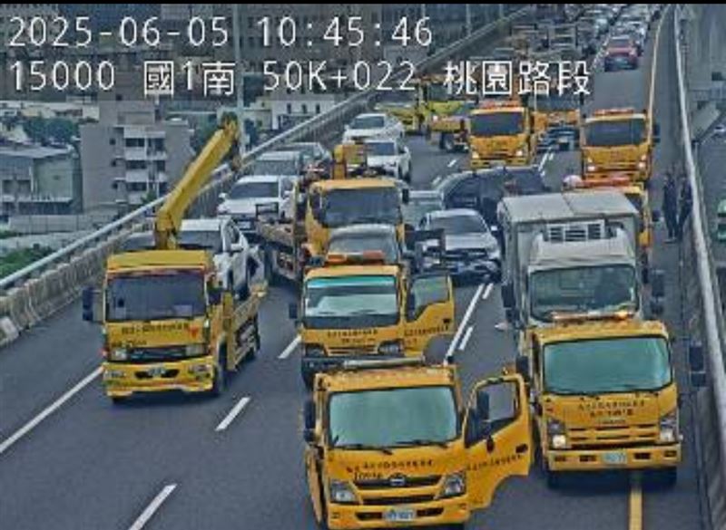 國道1號五楊高架橋南下路段5日上午發生連環撞事故。（圖／翻攝畫面）