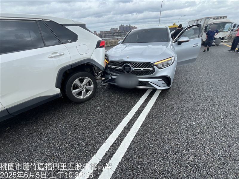 遭撞車主的行車記錄器錄下三大聲碰撞聲。（圖／翻攝畫面）