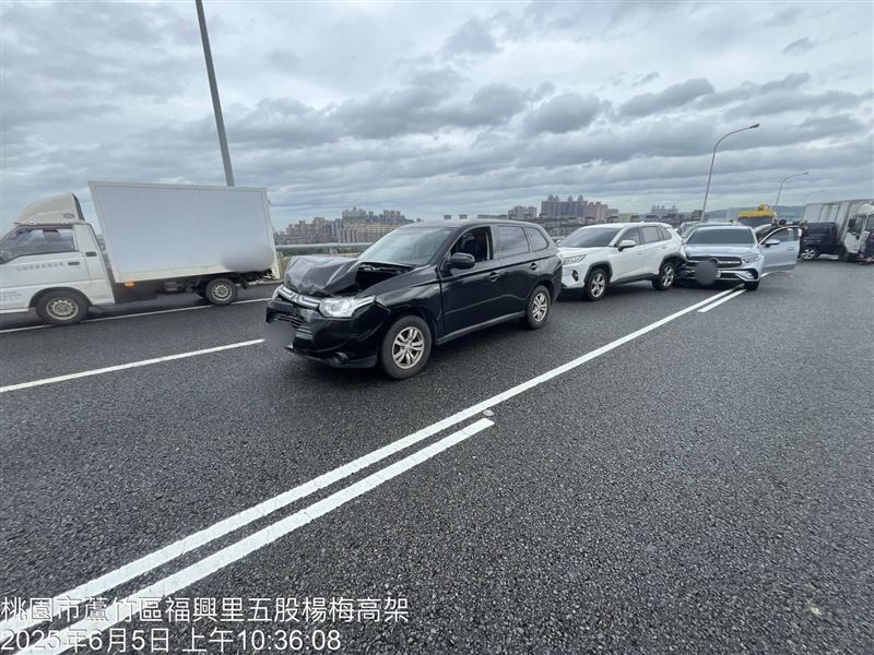25歲周男（黑車）未保持安全車距，引發後續連環撞。（圖／翻攝畫面）
