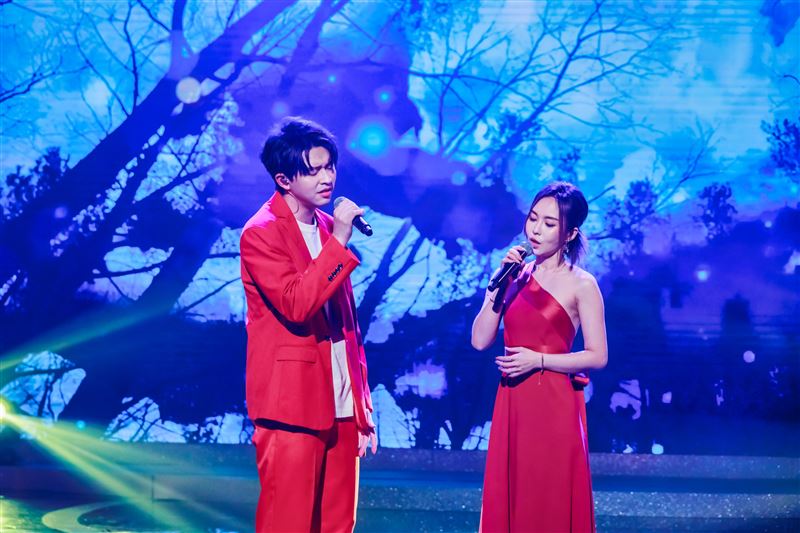 李子森(左)、杜忻恬合唱天黑黑(圖/中視提供)