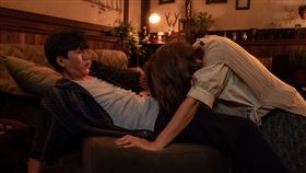 莫子儀為李霈瑜慶生，下一秒竟被吐滿褲襠。（圖／逆光電影提供）