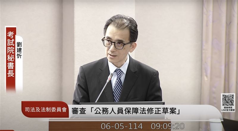 劉建忻備詢時突然暈倒,撞翻備詢台,讓全場人士嚇壞。(圖/翻攝自國會頻道)