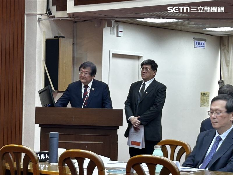 邱泰源（左）認為只要國情允許，他支持朝向無接觸點餐發展；王德原（右）則說會再找相關協會討論較好作法。（圖／記者簡浩正攝影）