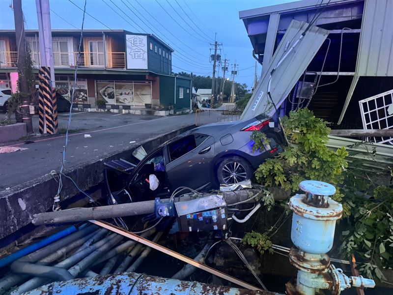 自小客失控撞進排水溝，還好駕駛只有嘴巴受傷並未就醫。（圖／翻攝畫面）